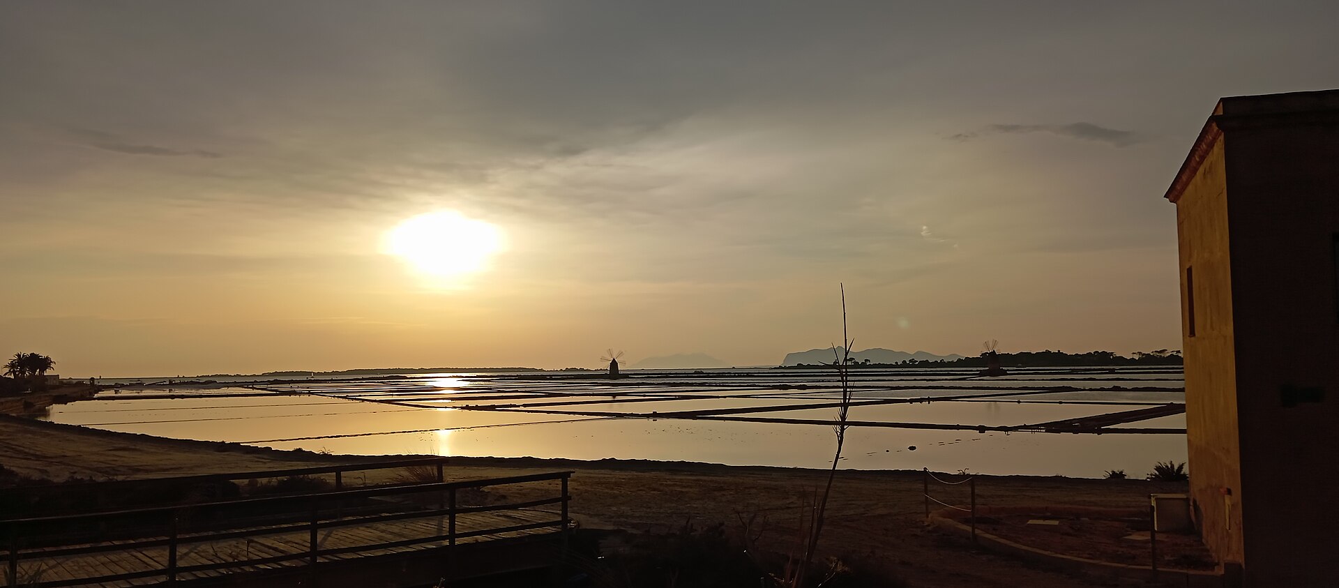 Le saline di Marsala al tramonto