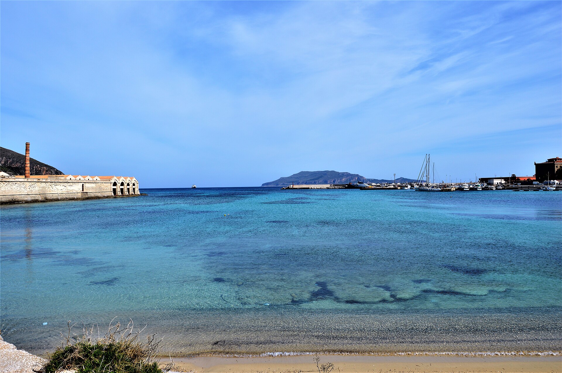 Una spiaggia dalle acque basse e trasparenti in provincia di Trapani