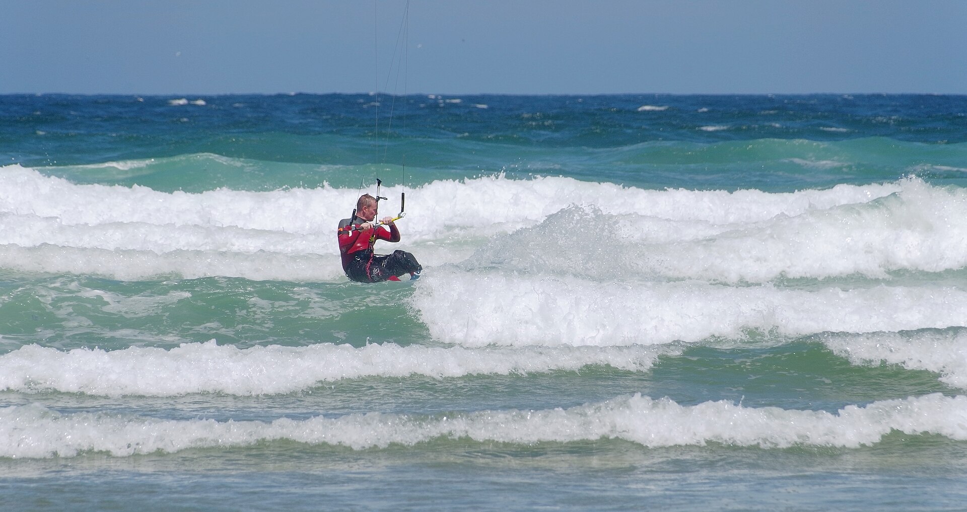 Un kitesurfer in azione
