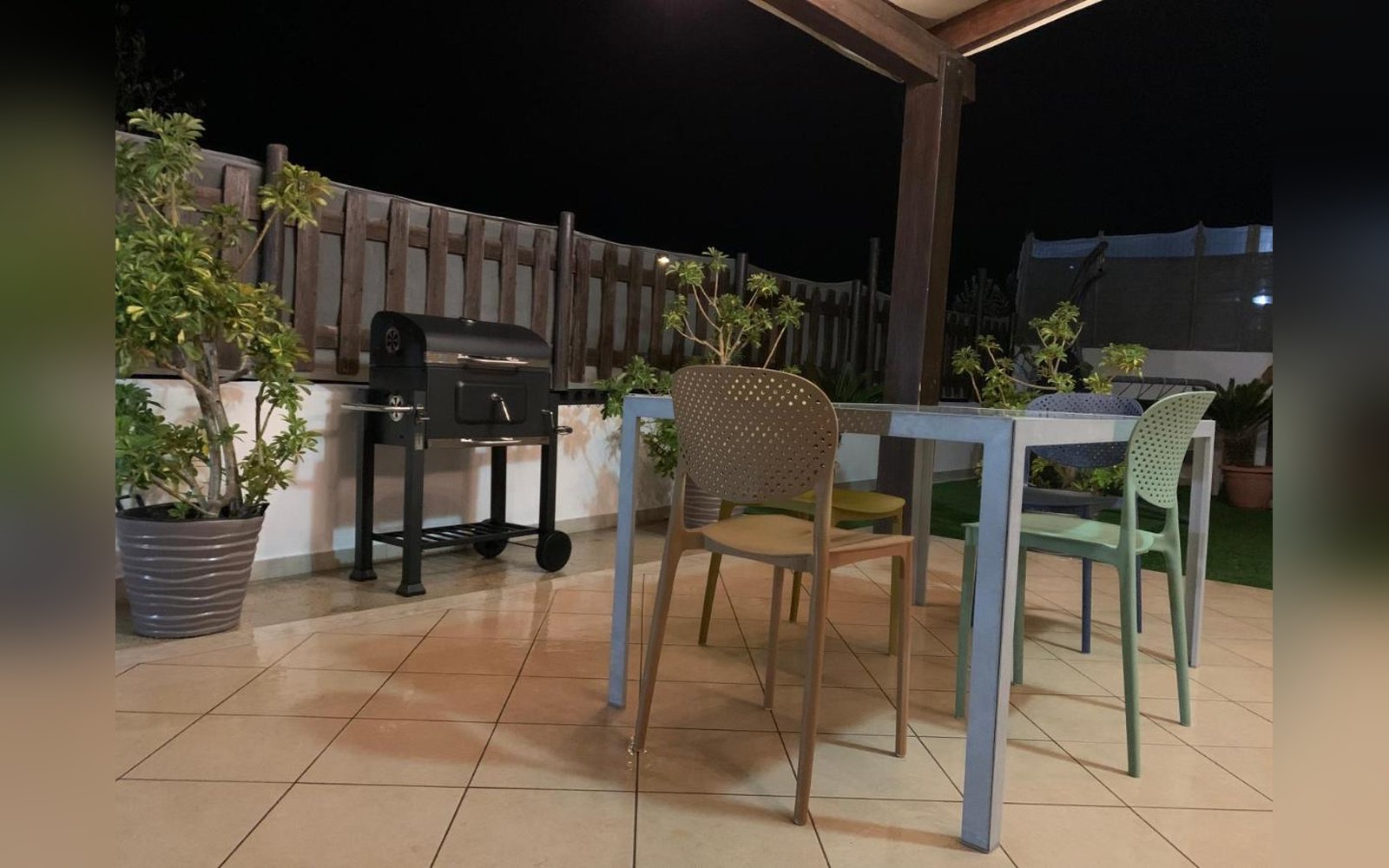 Kitehouse Emma &mdash; Terrazza con barbecue in serata