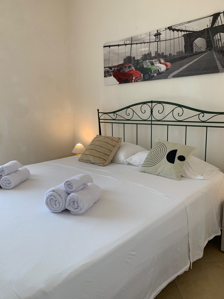 Kitehouse Emma · camera con letto in ferro battuto