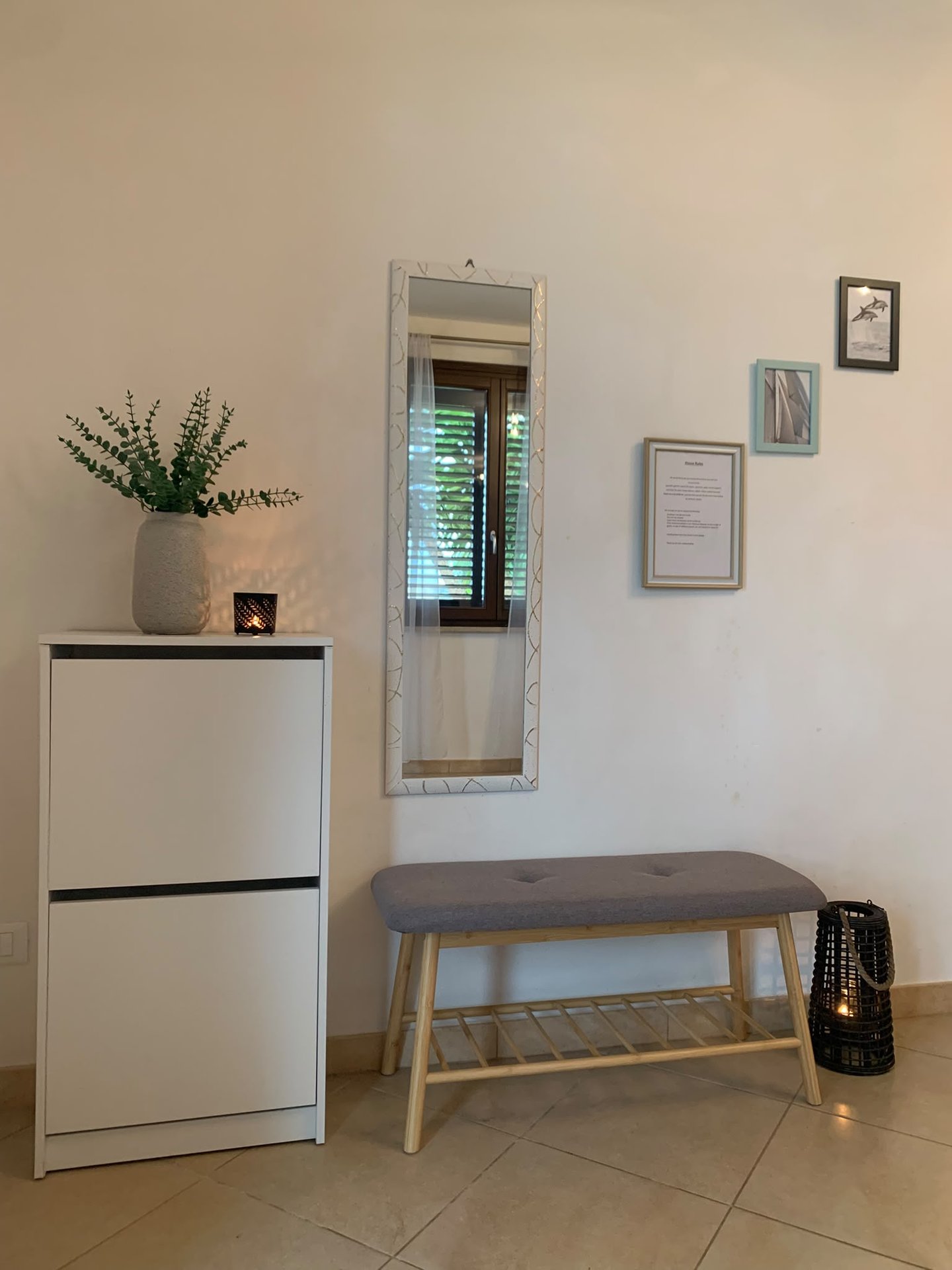 L'ingresso con specchio e panca